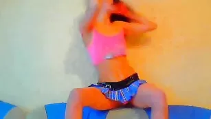 Страстная kristi777 эротично позирует во фри