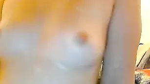 Голая шмара глубоко отсасывает фаллос SexyJess