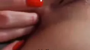 Пылкая куртизанка трахает очко фаллосом