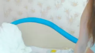 Красивая малышка smileygirl теребит киску