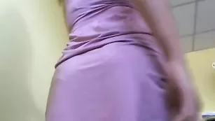 Шлюшка officelady трахает киску в офисе