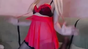 Светловолосая skyrimka эротично раздевается