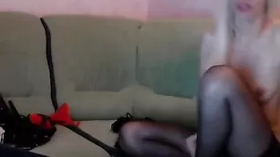 Светловолосая skyrimka эротично раздевается