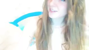 Рыжая соска Smileygirl страстно трахает киску