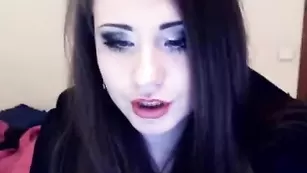 Давалка в чулках занимается мастурбацией battylee