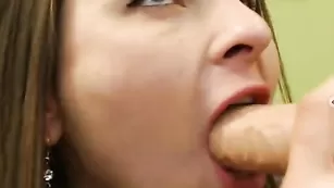 Красивая шмара Grafinnya отсасывает дилдо