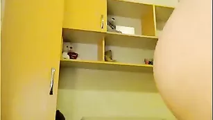 Татуированная titsbaby нежно мастурбирует пизду