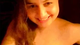 Пышная дамочка с большими сиськами лижет пальчики