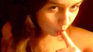 Пышная дамочка с большими сиськами лижет пальчики