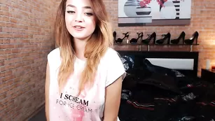 Красивая малышка AliyaRosh позирует в чулочках и футболке