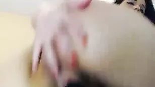 Грудастая путана taria ебет себя толстым дилдо