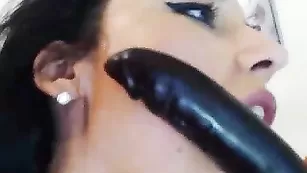 Грудастая путана taria ебет себя толстым дилдо