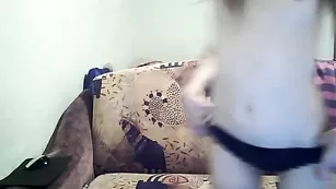 Красотка в очках xxALIZExx позирует в чулочках