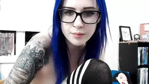 Молодая девка нежно мастурбирует пизду