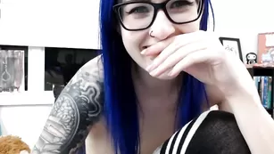 Молодая девка нежно мастурбирует пизду