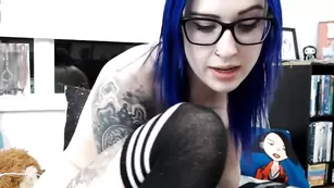 Молодая девка нежно мастурбирует пизду