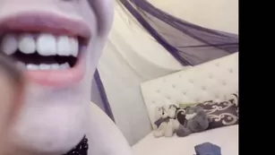 Очаровательная телка lolli_yukon позирует обнаженная