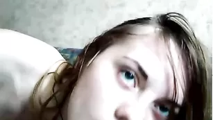 Озорная малая xxALIZExx нежно теребит пизду