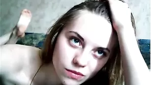 Озорная малая xxALIZExx нежно теребит пизду