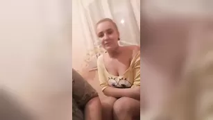 Пышногрудая дамочка развлекается с подругой во фри