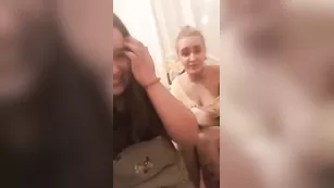 Пышногрудая дамочка развлекается с подругой во фри