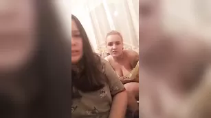 Пышногрудая дамочка развлекается с подругой во фри