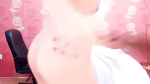 Страстная телка adellakruss танцует стриптиз