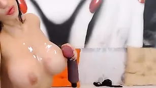 Сочная курва PERVNICOLExxx дрочит задницу