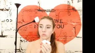 Смазливая путана anabel_carter страстно массирует пизду