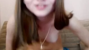 Аппетитная сучка Molly Wall позирует голенькая