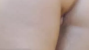 Изысканная пассия VanDamka облизывает резиновый дилдо