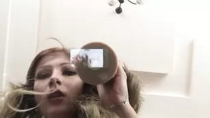 Сочная куколка fressia присаживается на дилдо