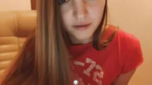 Молодая сучка anitaa9 ласкает красивые сиськи