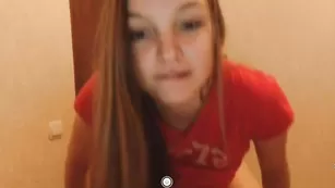 Молодая сучка anitaa9 ласкает красивые сиськи