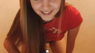 Молодая сучка anitaa9 ласкает красивые сиськи