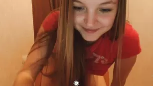 Молодая сучка anitaa9 ласкает красивые сиськи