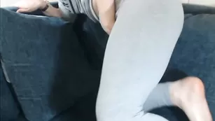 Шальная куколка Fuckbate20155 ласкает пизду через штаны