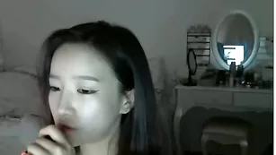 Жаркая куколка Koreanlittleg1rl раздевается перед камерой