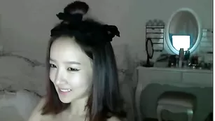 Жаркая куколка Koreanlittleg1rl раздевается перед камерой