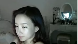 Жаркая куколка Koreanlittleg1rl раздевается перед камерой