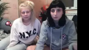 Порочные бляди stellakitty420 занимаются мастурбацией