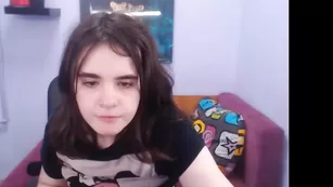 Темноволосая малышка magnoliia мастурбирует пизду