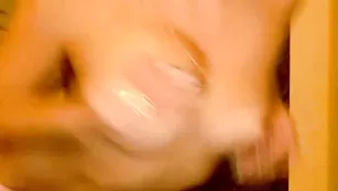 Изумительная курва xxkoketkaxx трахает себя фаллосом