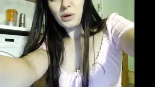 Сексуальная телка cutesnowwhite смачно дрочит пизду