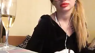 Роскошная блонда ласкает большие сиськи