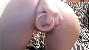 Черноволосая стерва JeffJam трахает анал самотыком