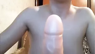 Черноволосая стерва JeffJam трахает анал самотыком