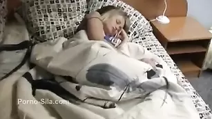 Молоденькая блонда MashaMyrocka спит голенькая