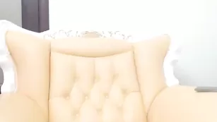 Молодая стерва Molly Wall мастурбирует киску