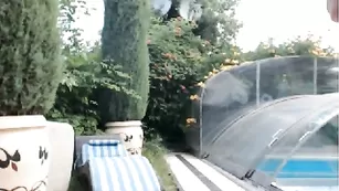 Изящная телочка Blonde позирует голая у бассейна